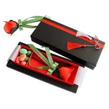 Cutie cu trandafir din ciocolata