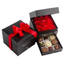 Chocolates & roses - cutie etajata cu praline si trandafiri