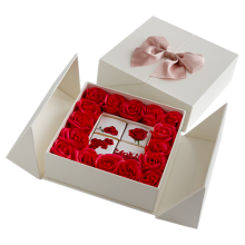 Flora - cutie cu ciocolata lapte si trandafiri din sapun